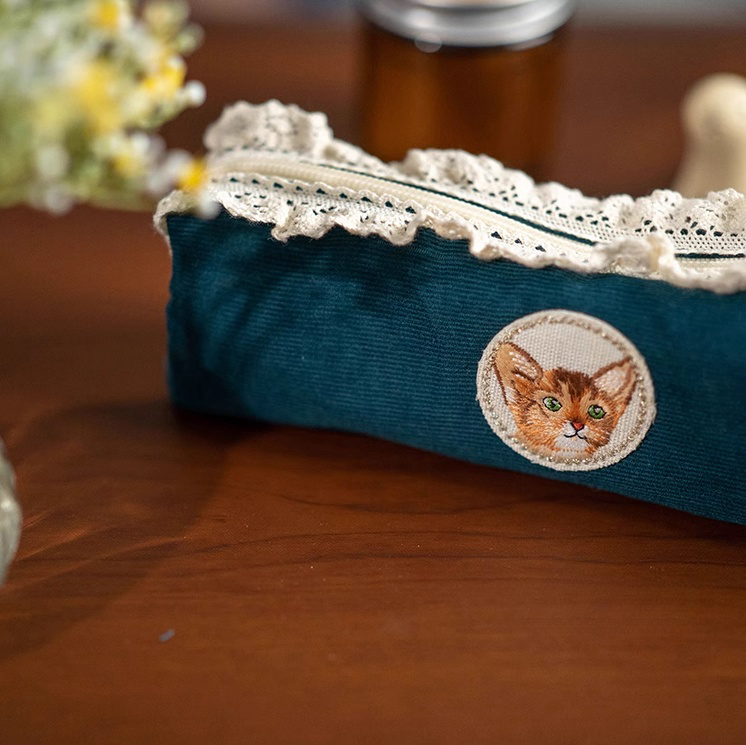 猫刺繍入り!レトロシックな孔雀緑コーデュロイペンケース